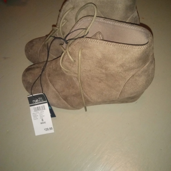 Tan/ brown wedge booties - Picture 2 of 3